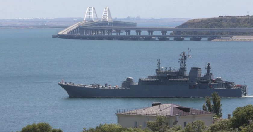 Ukrayna, işgal altındaki Kırım'da bir feribot geçiş noktasını ve bir Rus gemisini vurdu