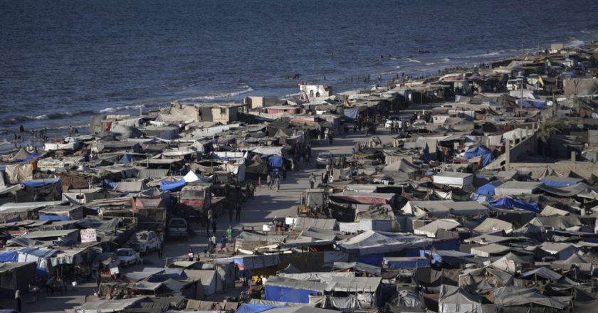 İsrail'in Gazze'nin merkezindeki bir sokağa düzenlediği hava saldırısında en az yedi kişi öldü