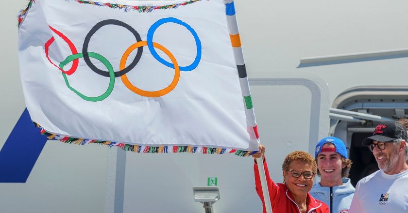 Video. Olimpiyat bayrağı 40 yıl sonra Los Angeles'a geri dönüyor