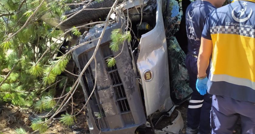 Karaman'da hafif ticari aracın devrilmesi sonucu 5 kişi yaralandı