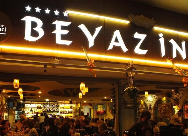 Boğaz Manzaralı Restoranlar: İstanbul’un En Büyüleyici Yemek Deneyimi