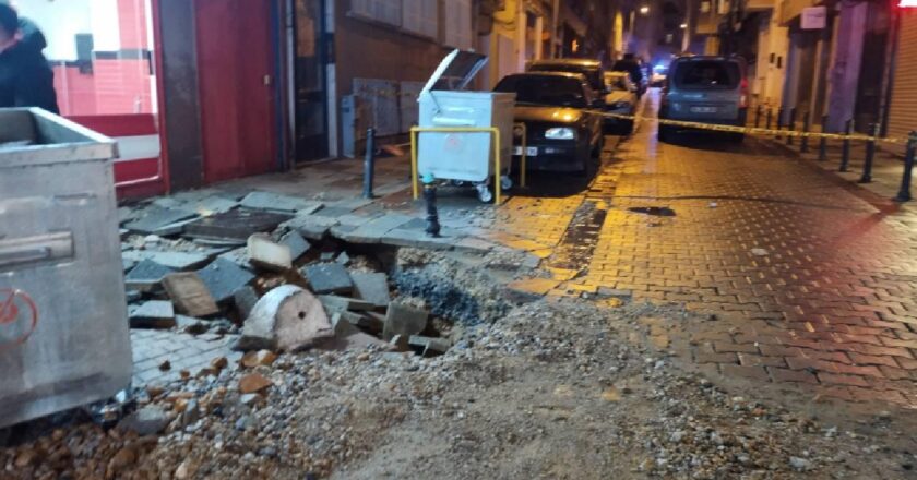 Kadıköy’de ana su şebekesinde meydana gelen patlama nedeniyle 5 katlı binanın sakinleri tahliye edildi.