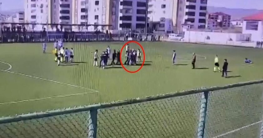 Son Dakika Spor Haberleri | Kırmızı kart gören oyuncu hakemi yumrukladı