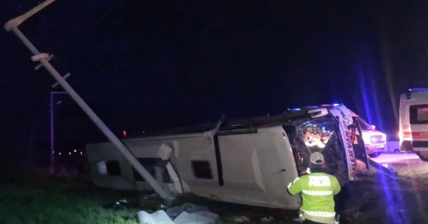 Yolcu otobüsü minibüste devrildi: 28 yaralı