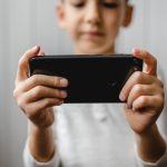 Akıllı telefon 2026’dan itibaren İsveç’te okullarda yasaklanacak