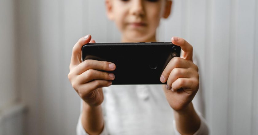 Akıllı telefon 2026’dan itibaren İsveç’te okullarda yasaklanacak