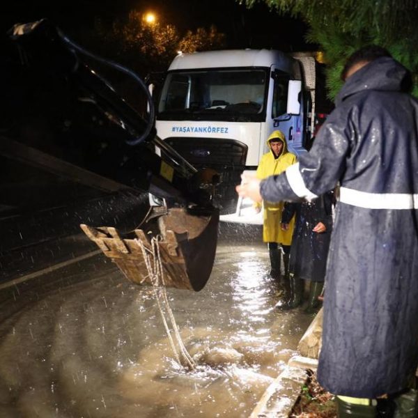 Çeşme’deki sağanak yağışlar su taşkınlarına yol açtı