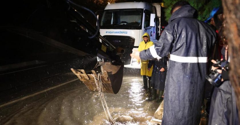 Çeşme’deki sağanak yağışlar su taşkınlarına yol açtı