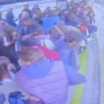 Durakta bayılan 14 yaşındaki çocuk metrobüsün altında kaldı