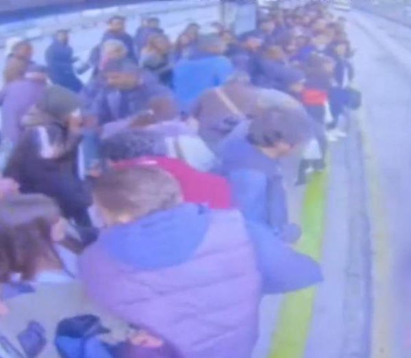 Durakta bayılan 14 yaşındaki çocuk metrobüsün altında kaldı