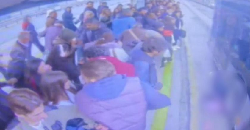 Durakta bayılan 14 yaşındaki çocuk metrobüsün altında kaldı