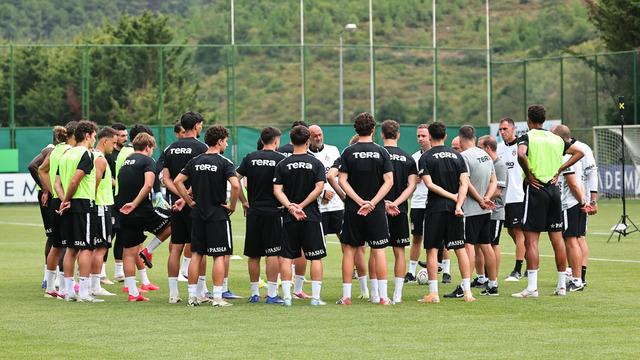 Beşiktaş, Midtjylland maçının hazırlıklarına ara vermeden başladı